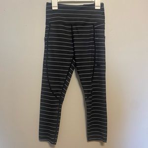ZYIA Womens Leggings Black White Stripe Active Cropped Stash Pockets Size 2